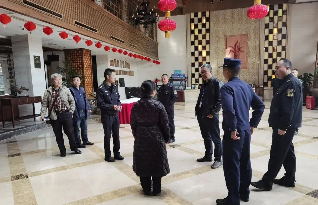 马拉松比赛成都_成都双遗马拉松_成都马拉松补给接地气
