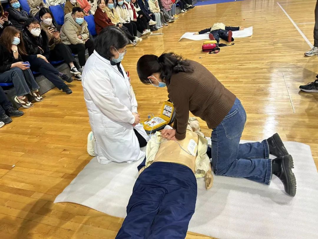 马拉松比赛成都_成都双遗马拉松_成都马拉松补给接地气