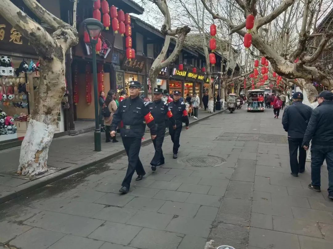 马拉松比赛成都_成都双遗马拉松_成都马拉松补给接地气