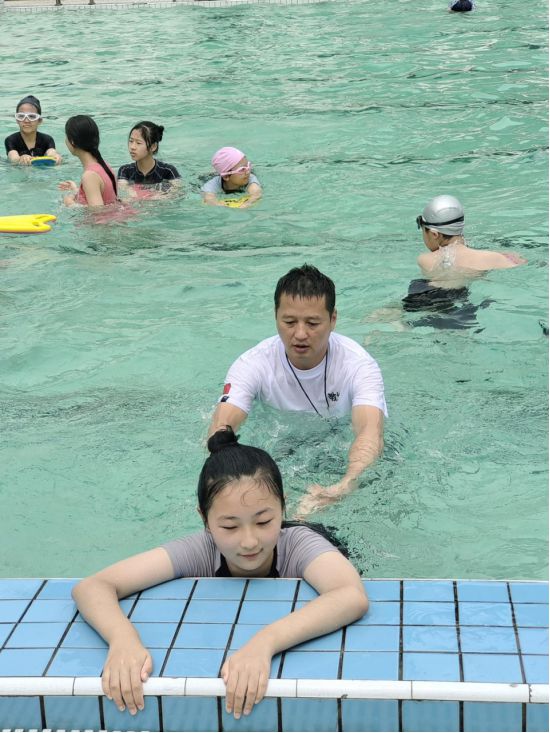 游泳技巧们孩子能学会吗_游泳技巧们孩子学什么_孩子们的游泳技巧