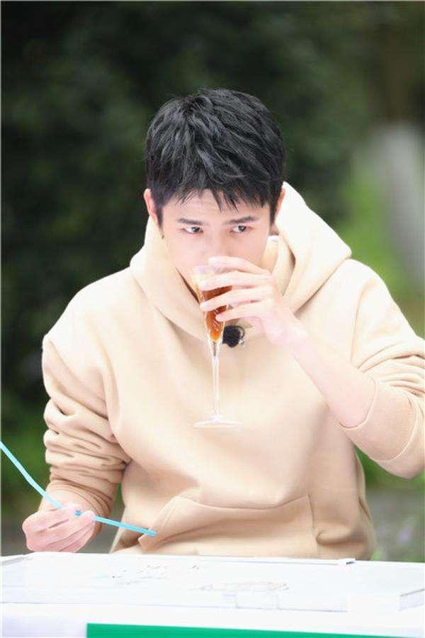 被评为95后演技最好的明星，刘昊然健身游泳了解一下？