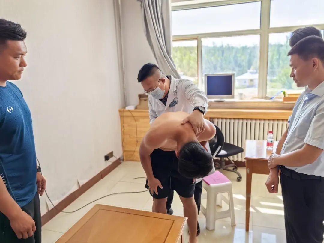 橄榄球运动员_橄榄球运动员强壮程度_橄榄球运动